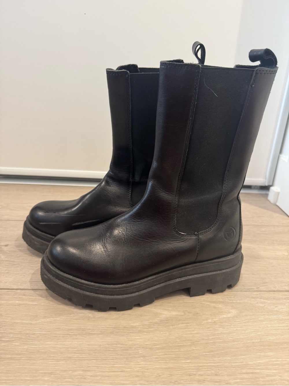 Women’s Black Leather Platform Chelsea Boots w/ lined inside